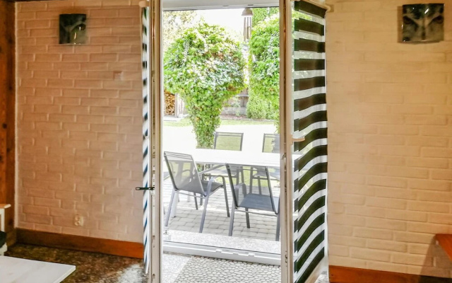 Stunning Home in Rowy With 5 Bedrooms and Wifi