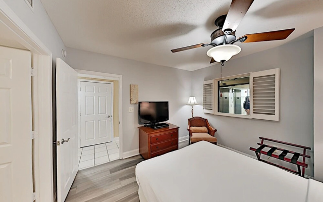 606islav 3 Bedroom Condo