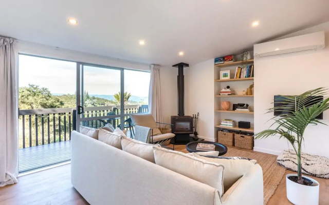 Family Friendly Home with Tree Top Vista