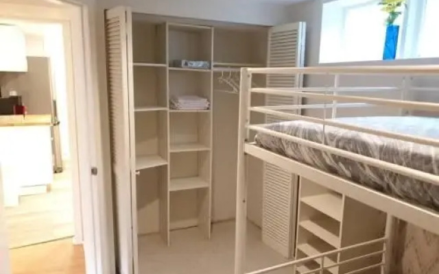 Happy, Cozy, Fun, Loving suite in West Vancouver