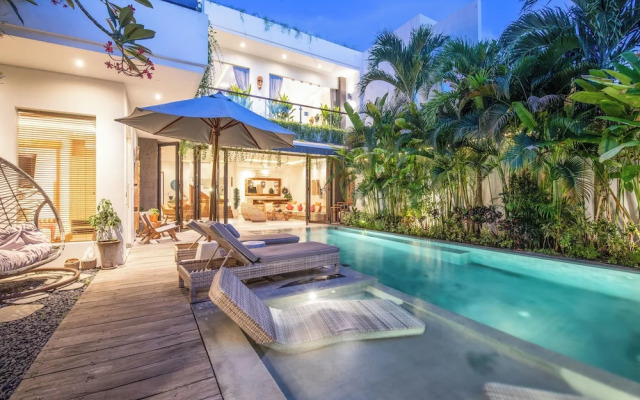 Luxury 4BR Haven, Steps to Canggu's Beach Elegance