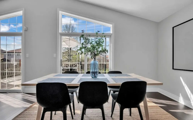 High-ceiling Home Relaxing Patio in Waterloo