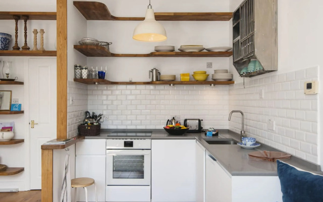 Bright Talbot Road Apartment