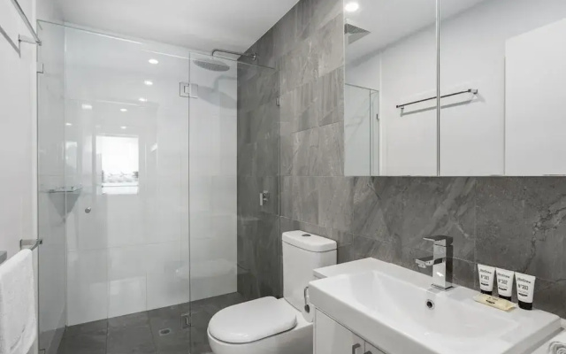 Sleek 2-bed With Balcony and Communal BBQ Area