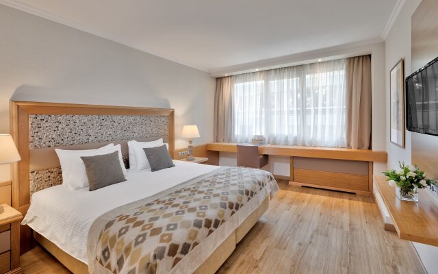 Divani Caravel Hotel