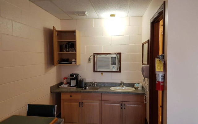 Econo Lodge Inn & Suites