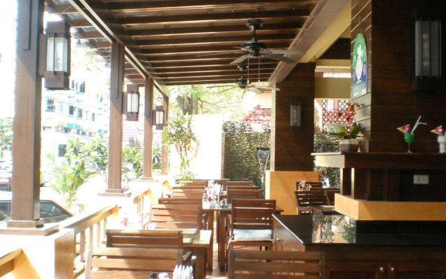 Rattana Beach Hotel
