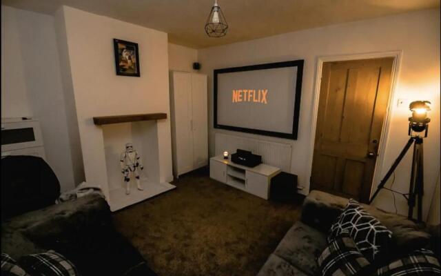 Large Stunning City Centre House With Cinema Room