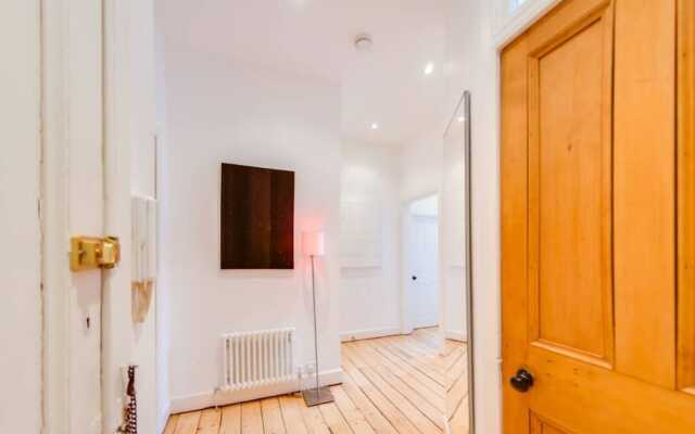 2 Bedroom Apartment With Cinema Screen Sleeps 5