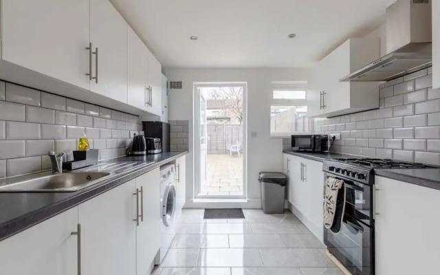 Spacious & Newly Renovated 4BD House East Ham!