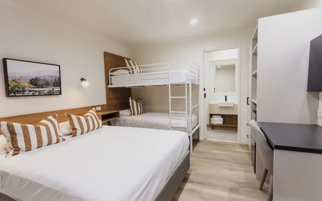 Coomera Lodge Hotel – Guest Rooms – Gold Coast