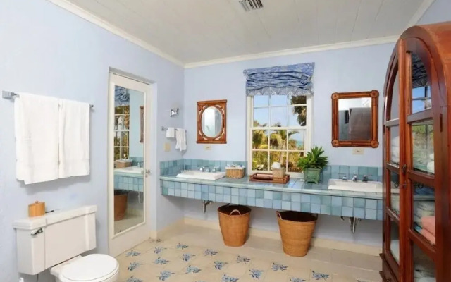 Secluded Paradise: Grand Estate With Kayaks And Snorkeling