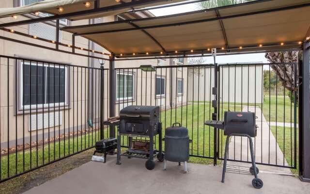 Super 8 by Wyndham Beaumont I-10 South/College St