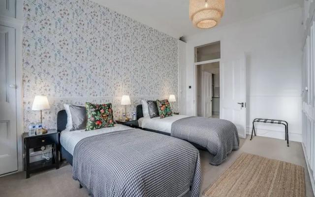 Buckingham Palace 4BR Family Stay Cathedral View