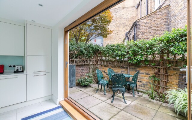 JOIVY Stunning 3 bed House Close to Westfield