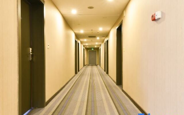 Zhongzhou Hotel (Jiaozuo High-Speed Railway Station Wangfujing Plaza)