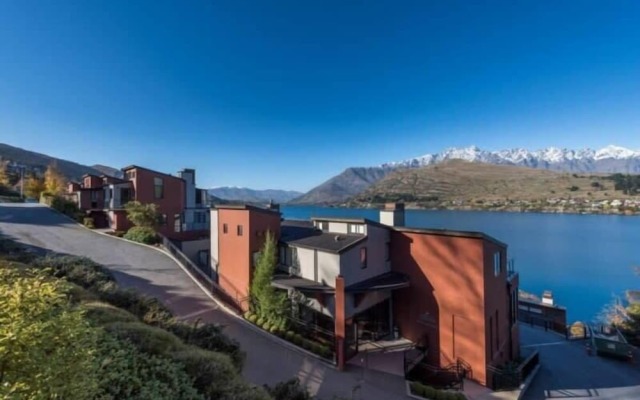 Absolute Lakefront Living 2 Bedroom