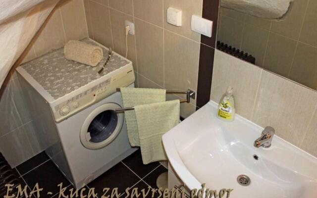 Holiday home Ema