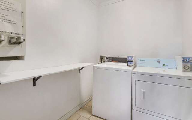 Econo Lodge Inn & Suites Near Lackland AFB