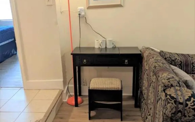HISTORIC HILL APT2 (Downstairs)