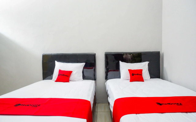 RedDoorz near Patung Kuda Solo Baru