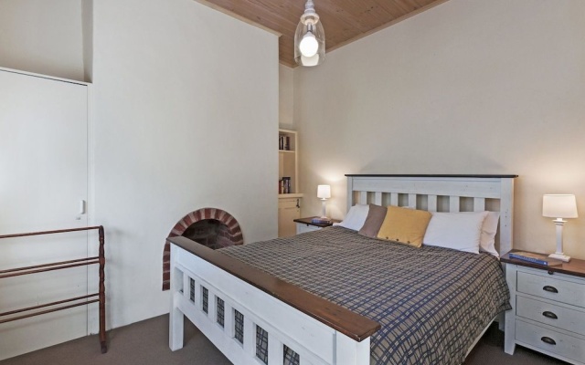 Cottage on James circa:1855 - Modern historic – Guest Rooms – Port Fairy