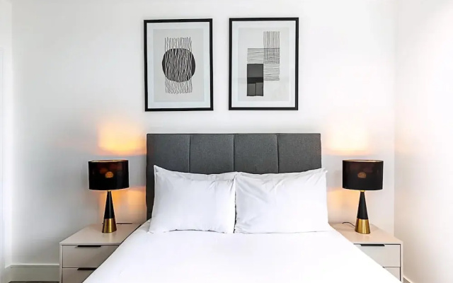 Modern Sky-High Flat In North Acton
