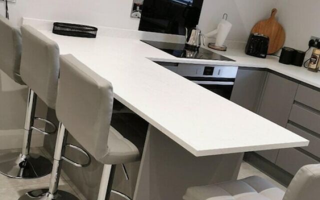 Modern 3-bed Apartment in Magherafelt Sleeps 8