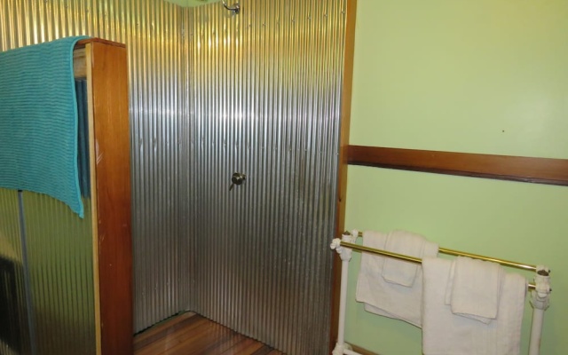 Fig Tree Retro Studio – Guest Rooms – Tugun