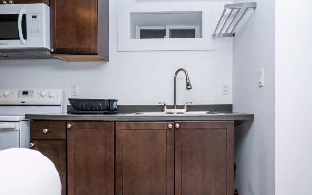 Cosy 1 Bedroom Suite in Leslieville