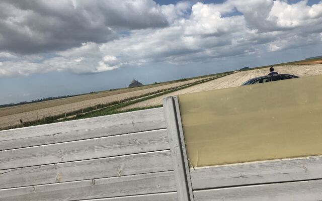 Au Caprice Du Mont