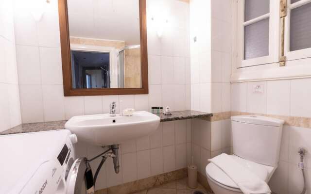 Ideal 4 bdr Apartment in Plaka for 10