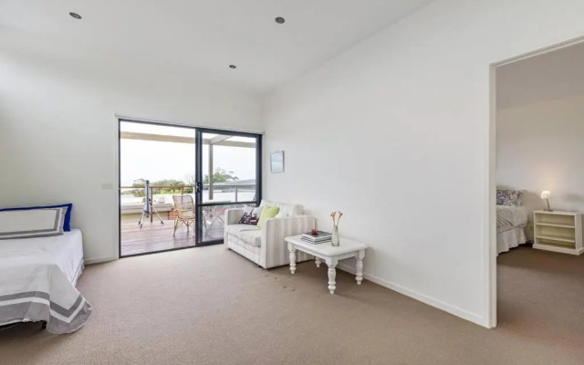 Sea Haven: coastal views, family retreat