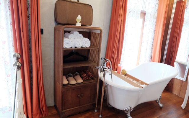 Rimrabeang Amphawa Cafe and Suite