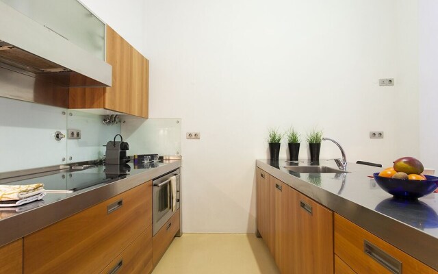 ALTIDO Elegant 3BR Apt w/workspace in Chiado
