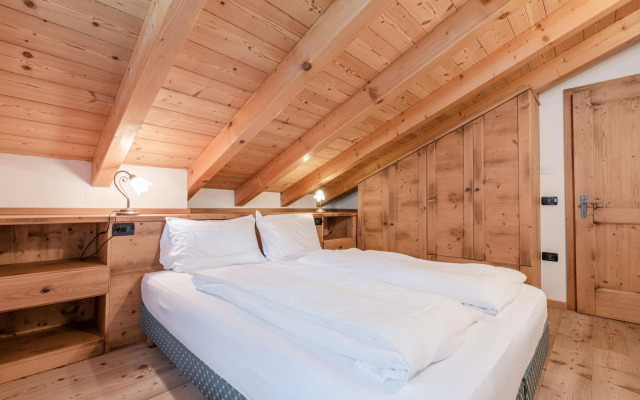 Hilltop apartment in Commezzadura with garden