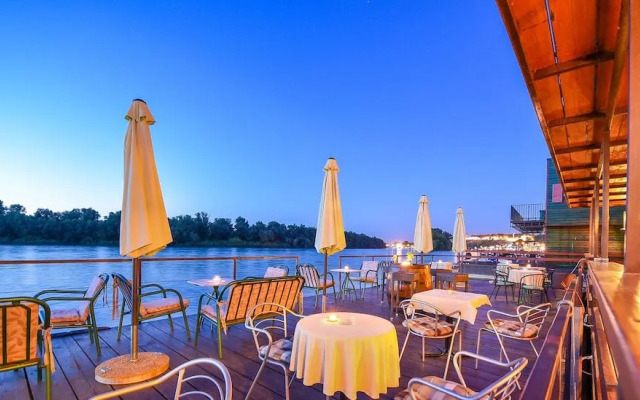 San Art Floating Hostel