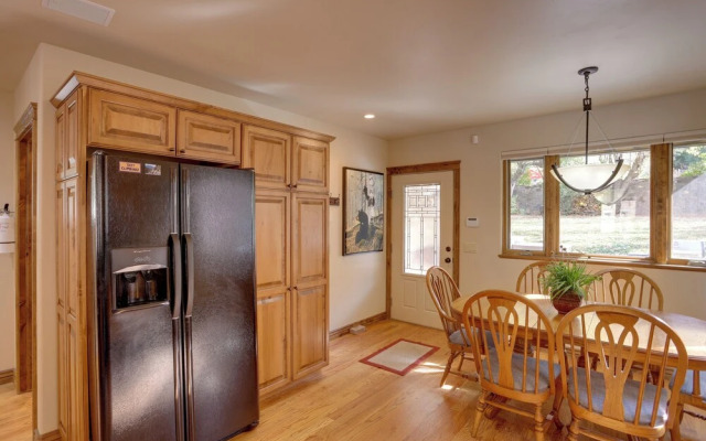 Patio & Mountain Views: Central Ouray Getaway!