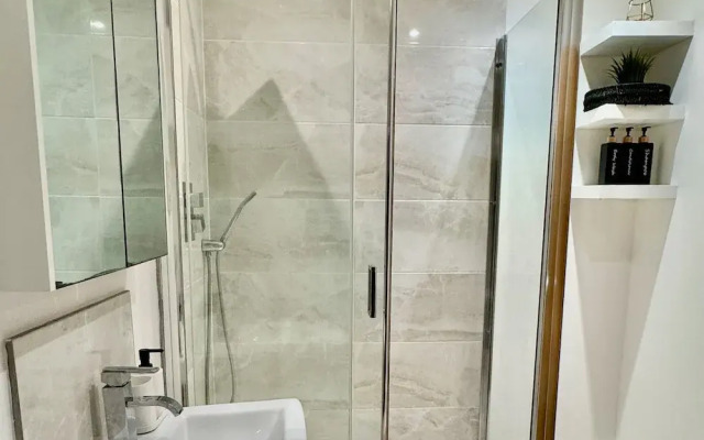 Stylish 1 bed Apartment - Sleeps 4 & Free Parking