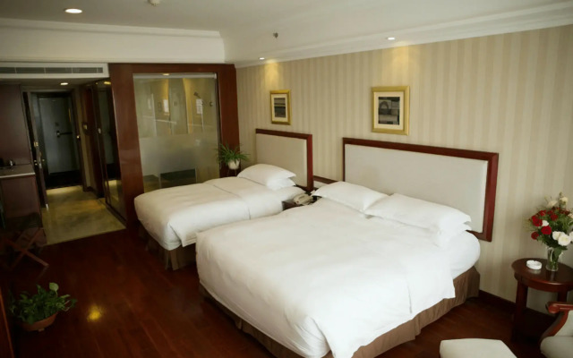 Enrichee Gloria Plaza Hotel