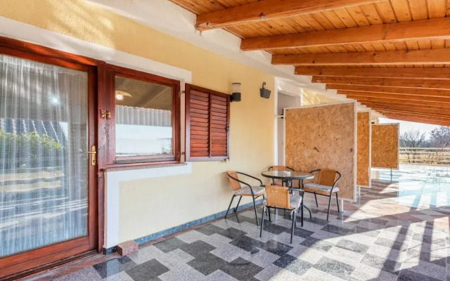 Beautiful Apartment in Jasenice Near Sea