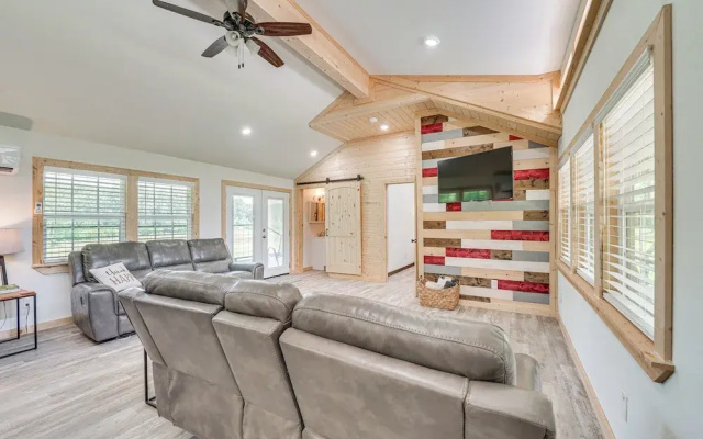 Secluded Broken Bow Cabin w/ Fishing Pond & Views!