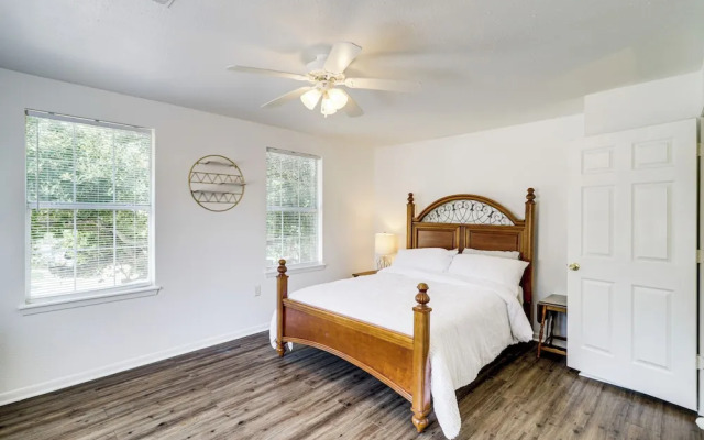 Wine Tours & Antiquing: Townhome Near Dtwn Brenham