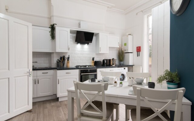 Modern Apartment With Private hot tub & Parking