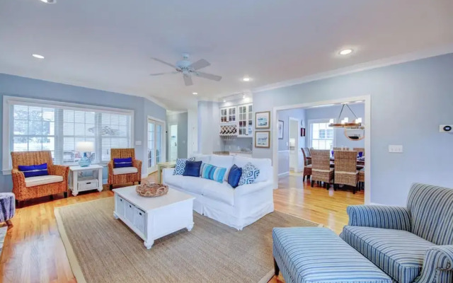 Robinsons Drive 38223