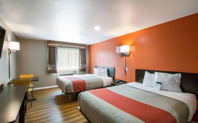 Motel 6 Rossford, OH