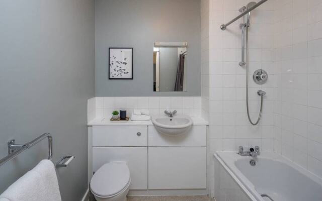 Modern 2 bed apt W/balcony 10 Mins to King's Cross