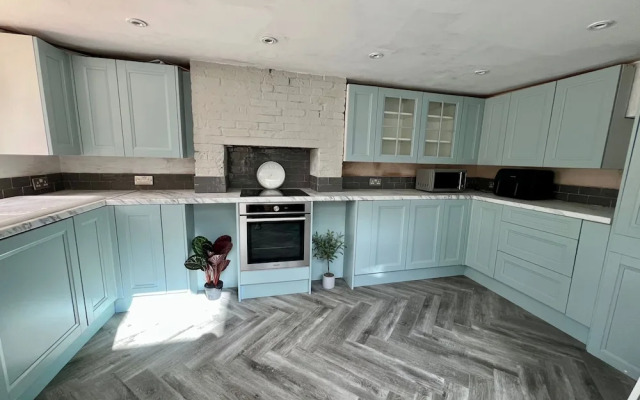 Housesleeps7-parking-garden-fireplace-beachnearby