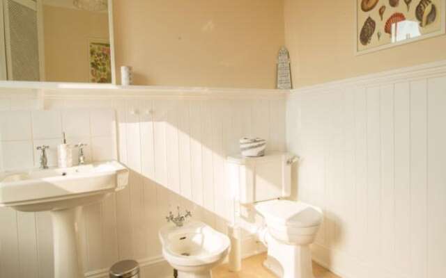 Classic Victorian House Sleeps 8 in East Brighton