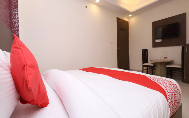 OYO 19687 Hotel Airway